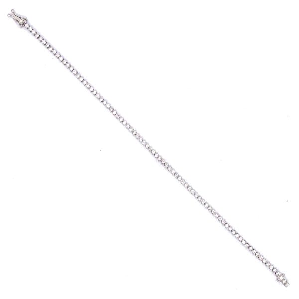 White 18 Karat Tennis Bracelet 80=1.67tw Round G/H SI1 Diamonds Gram Weight: 6.55, dual safety clasp
Classic, Sexy, Timeless. This bracelet is flexible, cmfortable and perfect for everyday and that special evening.