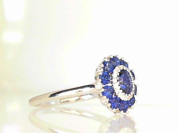 STUNNING 18 Karat White Gold Oval Double Halo Sapphire & Diamond Fashion Ring Size 6.5 one 0.42ct Oval Blue Sapphire
10=0.66tw Round Blue Sapphires
28=0.14tw Round G VS2 Diamonds - Image 2
