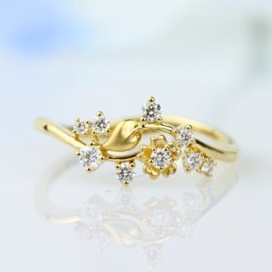 Lyria Leaves Diamond Band

Diamond Info: 09-RD 0.23 CTS