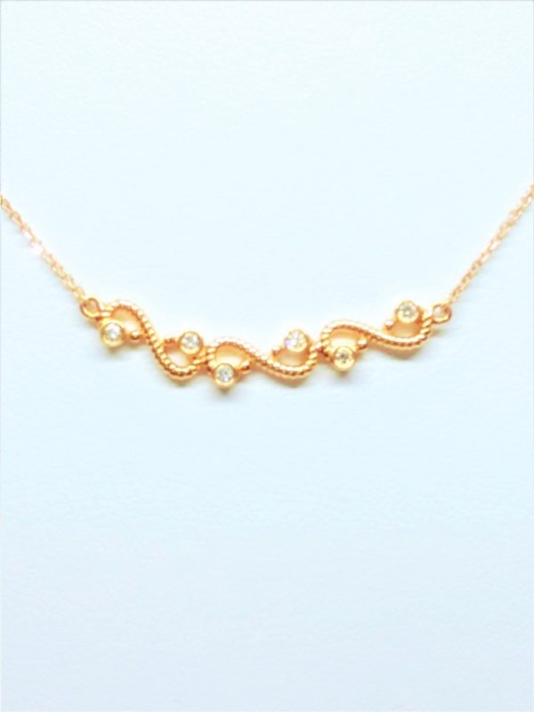 Rose 18 Karat Migrain Twist Bar Necklace With 6=0.06Tw Round G Vs2 Diamonds
Style: Cable Link
Metal: 18 Karat
Color: Rose
Finish: Diamond Cut
Length: 18