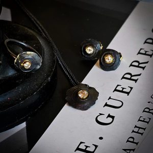 Gold and Smoke Unframed Sm Simple Unframed Oxidized Sterling Silver with Gold Bezel set NaturaWhite Dia Fashion Ring Size 6 one 0.10ct Round Natural White Diamond G/H SI
Dia:1/2inch
Band:2mm
*images may difer from item sold