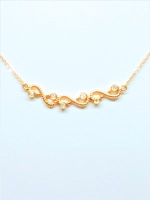 Rose 18 Karat Migrain Twist Bar Necklace With 6=0.06Tw Round G Vs2 Diamonds
Style: Cable Link
Metal: 18 Karat
Color: Rose
Finish: Diamond Cut
Length: 18