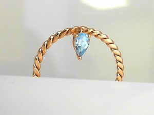 JEWELYRIE 14 Karat Rose Stackable Flat Twist With Blue Topaz Dangle Fashion Ring Size 6 one Pear Blue Topaz
Subtle, elegant, richly detailed, the JeweLyrie gemstone ring collection is perfect for adding to and
complementing Your many looks!