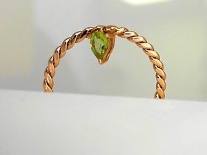 JEWELYRIE 14 Karat Rose Stackable Flat Twist With Peridot Dangle Fashion Ring Size 6 one Pear Peridot
Subtle, elegant, richly detailed, the JeweLyrie gemstone ring collection is perfect for adding to and
complementing Your many looks!