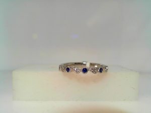 Lady's White 14 Karat Polished/Mil Grain Vintage Style Leaf Fashion Ring Size 6.5
Leaf Stations bead set with Round Brilliant Cut Diamonds 8RD 0.04CTW
Round Bezel Stations set with Round Brilliant Cut Blue Sapphires 5SP-0.14CTW