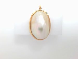 Lady's Yellow 14 Karat Mobe Pearl Pendants