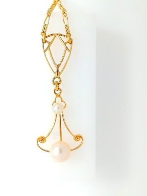 Lady's Pearl Necklace Chain: Figaro
Metal: 14 Karat
Color: Yellow
Length: 16
