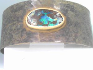 Mekong Oxidized 18Ktyg/Oxidized Silver Hammered Cuff Bracelet
STONES: Boulder Opal