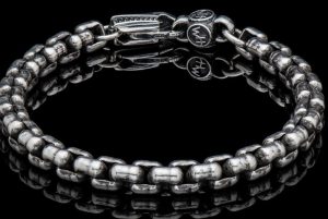 White Sterling Silver Rounded Box Link '
Chain Length 9in
Chain width: 7.2mm
The complex geometry of each link presents as a simple, timeless piece that is finished with a gentle oxide and hand polish that beckons you closer, true to William Henry’s renowned style. Our custom lobster clasp, also sculpted in sterling silver