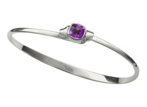 Sterling Silver El Designs Ovation With Faceted Amethyst Bracelet Cushion Purple Amethyst
sz LM
Beautiful and innovative, this bracelet features a "hand shake" clasp that surrounds a colorful gemstone.