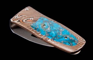 The Pharaoh ‘Sundance’ features a frame in hand-forged Mokuke Gane Mike Sakmar, inlaid with Zinc Matrix turquoise.The clip is machined and blast-polished from tempered stainless steel, with a beautiful engraving bright cut against the matte-finished background. Pharaoh money clip - inspired by the designs of ancient Egypt - draws on the elegant vessel forms of antiquity to create a simple yet striking range of possibilities, rendered in a variety of our hallmark materials and techniques. An elegant form with an enduring legacy.
ZINC MATRIX TURQUOISE
TheKingman TurquoiseMine in Arizona is one of the oldest and highest producing Turquoise Mines in America. It was originally discovered by prehistoric Indians well over 1,000 years ago. Kingman Turquoise is known for its beautiful sky blue color and produces many variations of blue Turquoise.
Our Zinc-Matrix Turquoise is made with Kingman Turquoise infused with zinc, creating a striking contrast between the soft blues of the Turquoise and the shiny, contemporary look of the metal.
Edition of 999 pieces   #87/999